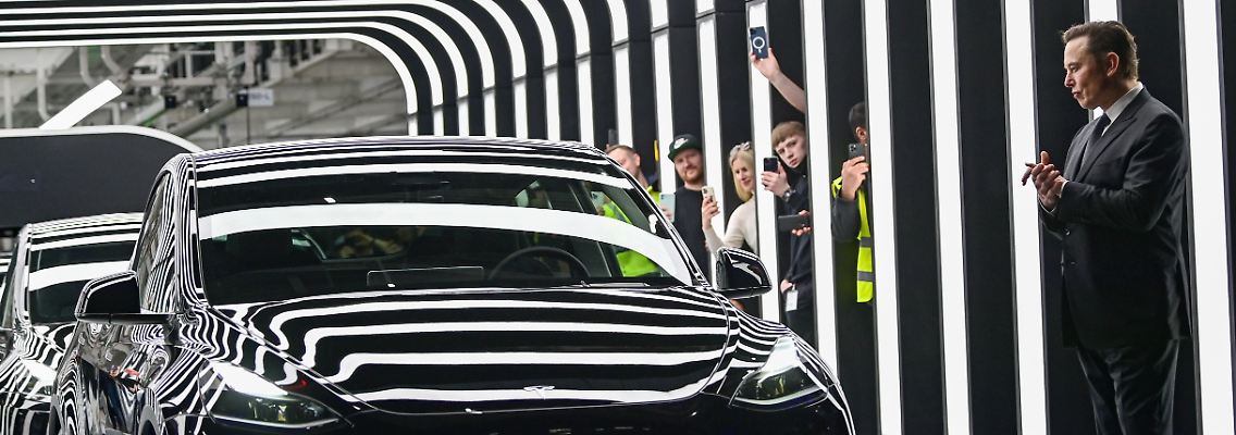 Elon Musk bei der Eröffnung der Tesla-Fabrik in Grünheide. Das Werk ist für die Produktion von jährlich 500.000 Fahrzeugen ausgelegt.