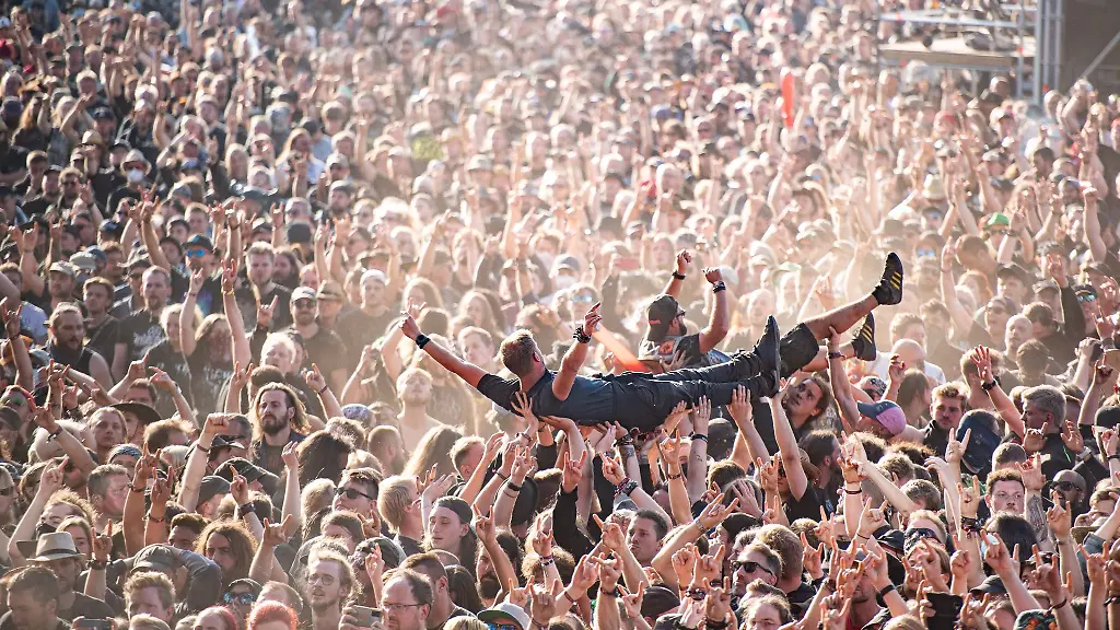 Festivalbesucher-werden-beim-Wacken-Open-Air-Festival-beim-Crowdsurfen-ueber-die-Menge-getragen
