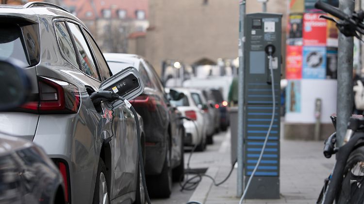 Selbst während der Zeit der Umweltprämie war der Aufpreis für E-Autos gegenüber Verbrennern höher als im August, so die Analyse von Center Automotive Research.