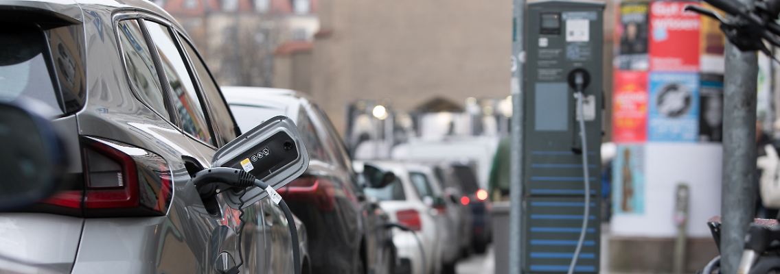 Selbst während der Zeit der Umweltprämie war der Aufpreis für E-Autos höher als im August, so die CAR-Studie.
