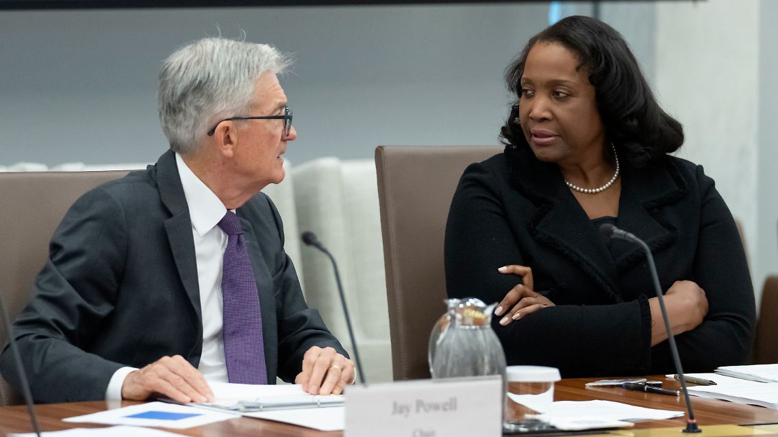 Fed-Vorstandschef Jerome Powell und Lisa Cook, im Mai.