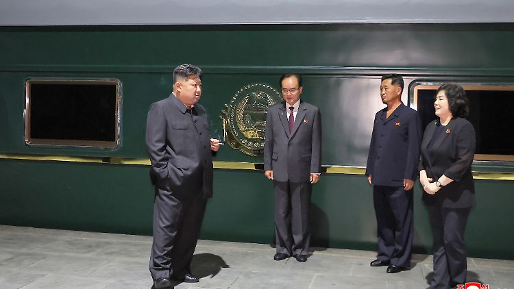 Diktator Kim bei einer Raucherpause vor seinem Privatzug.