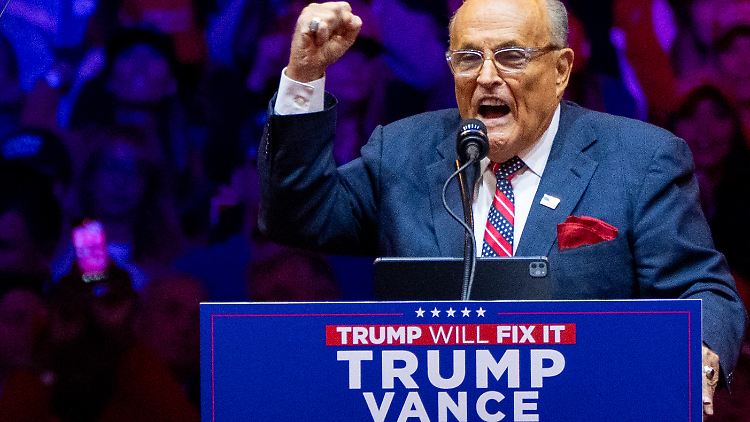 Giuliani ist von 1994 bis Ende 2001 Bürgermeister von Trumps Heimatstadt New York.