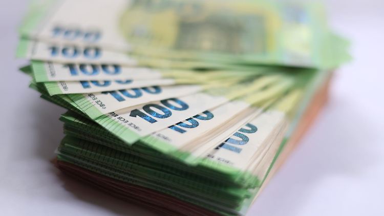 Wo sind die 1000 Euro? Ein Zwölfjähriger nimmt Geld seiner Eltern an sich und verliert es laut Polizei. (Symbolbild)