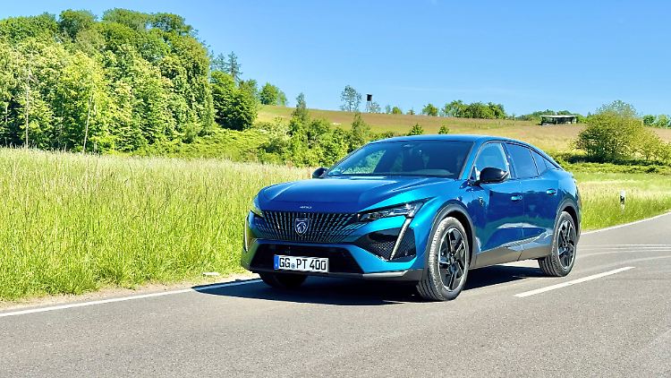 Eine klassische Limousine ist der Peugeot 408 keineswegs. Stattdessen eher eine Mischform aus Kombi und moderatem SUV, auch Crossover genannt.