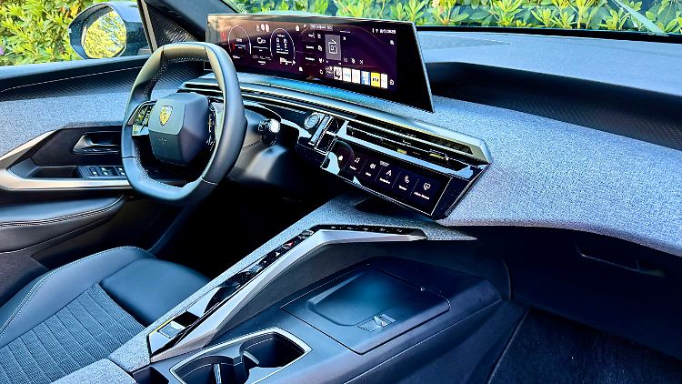 In den Genuss des stylisch designten Screens kommen bloß die STLA-Vertreter wie der 3008. Ein Head-up-Display gibt es leider nicht.
