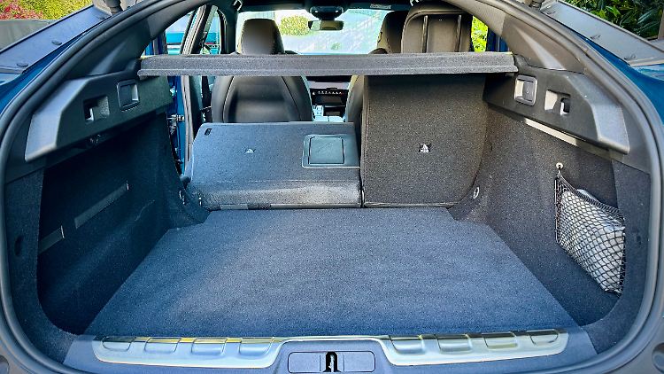 Das Heckabteil der Limousine ist fast genauso groß wie jenes höher bauender SUV.