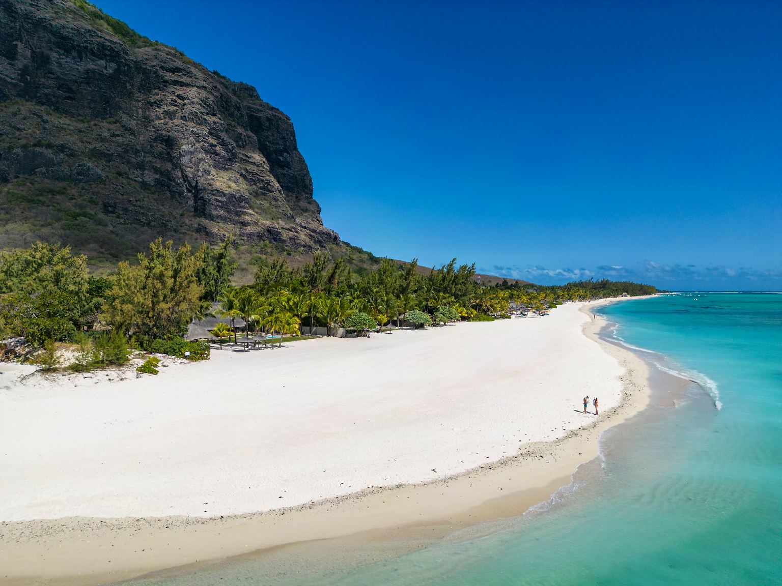Wo Türkis und Weiß miteinander verschmelzen – Mauritius erfüllt Fernwehträume (hier am Strand des Paradis Beachcomber Resort im Westen der Insel).