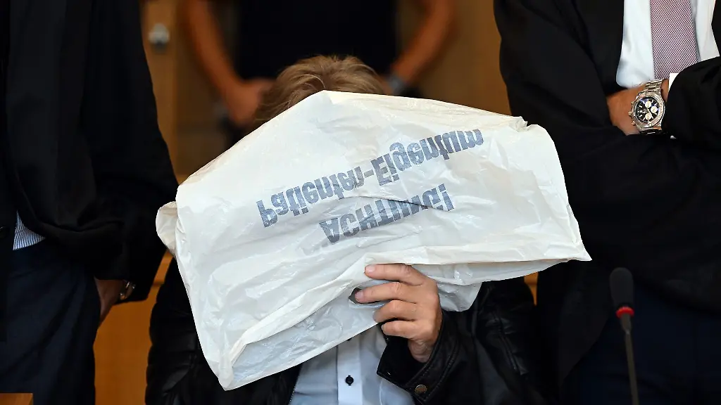 Der-Angeklagte-sitzt-vor-Beginn-des-Prozesses-im-Gerichtssaal