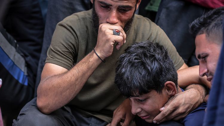 Was ihre Bomben noch nicht in Schutt gelegt haben, das lässt Israels Regierung mit Baggern und Bulldozern gezielt niederreißen. 