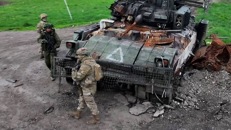 Nordkoreanische Soldaten (hier zusammen mit russischen Soldaten neben einem zurückgelassenen ukrainischen Panzer) kamen vor allem in der Region Kursk zum Einsatz.