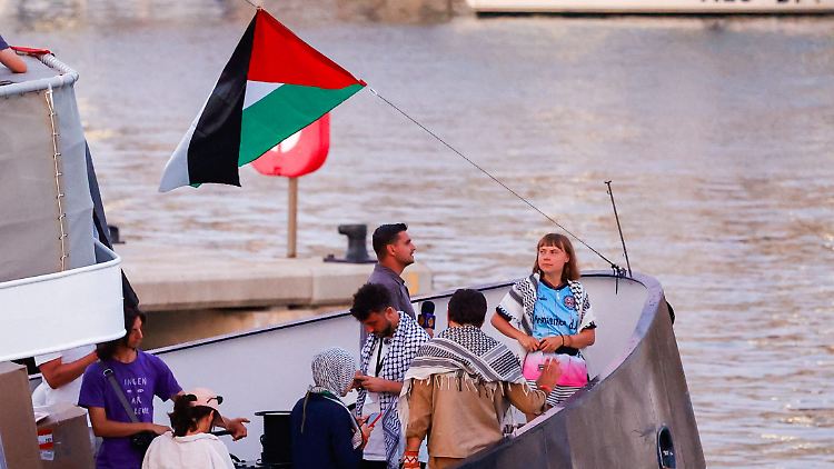 An Bord der "Global Sumud Flotilla" ist auch Greta Thunberg. Bei einer ähnlichen Aktion im Juni wurde sie von israelischen Soldaten aufgegriffen.
