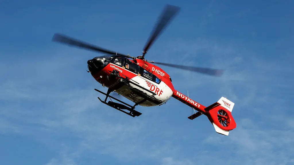 Ein-Rettungshubschrauber-setzt-zur-Landung-an