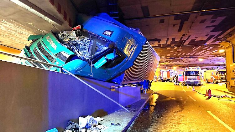 Bei dem Unfall wurde das Führerhaus des LKW derart stark verformt, dass er darin eingeklemmt wurde.