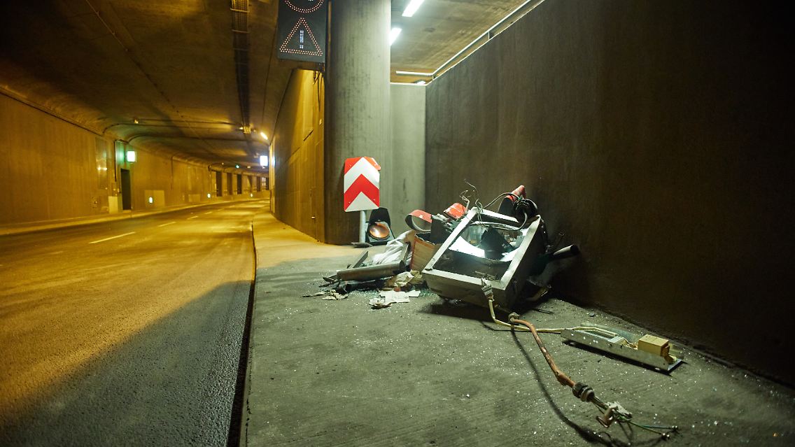 Der Lastwagenfahrer sorgte für Zerstörungen im Tunnel.