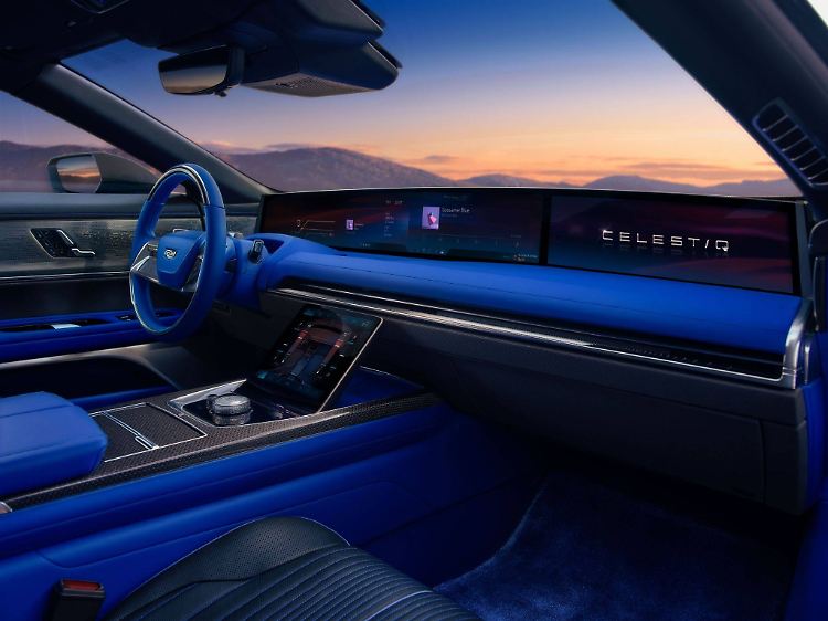 Tidy and wide screen landscapes: The cockpit of the Cadillac Celestiq has a clean look.