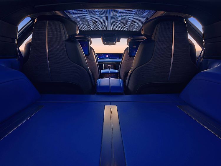 The trunk also exudes a noble atmosphere: it's more of a storage space for designer bags and fine weekenders than for tools and crates of drinks.