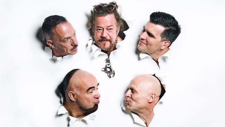 Knorkator mit Songwriter Alf Ator (unten links) und Frontmann Stumpen (unten rechts).