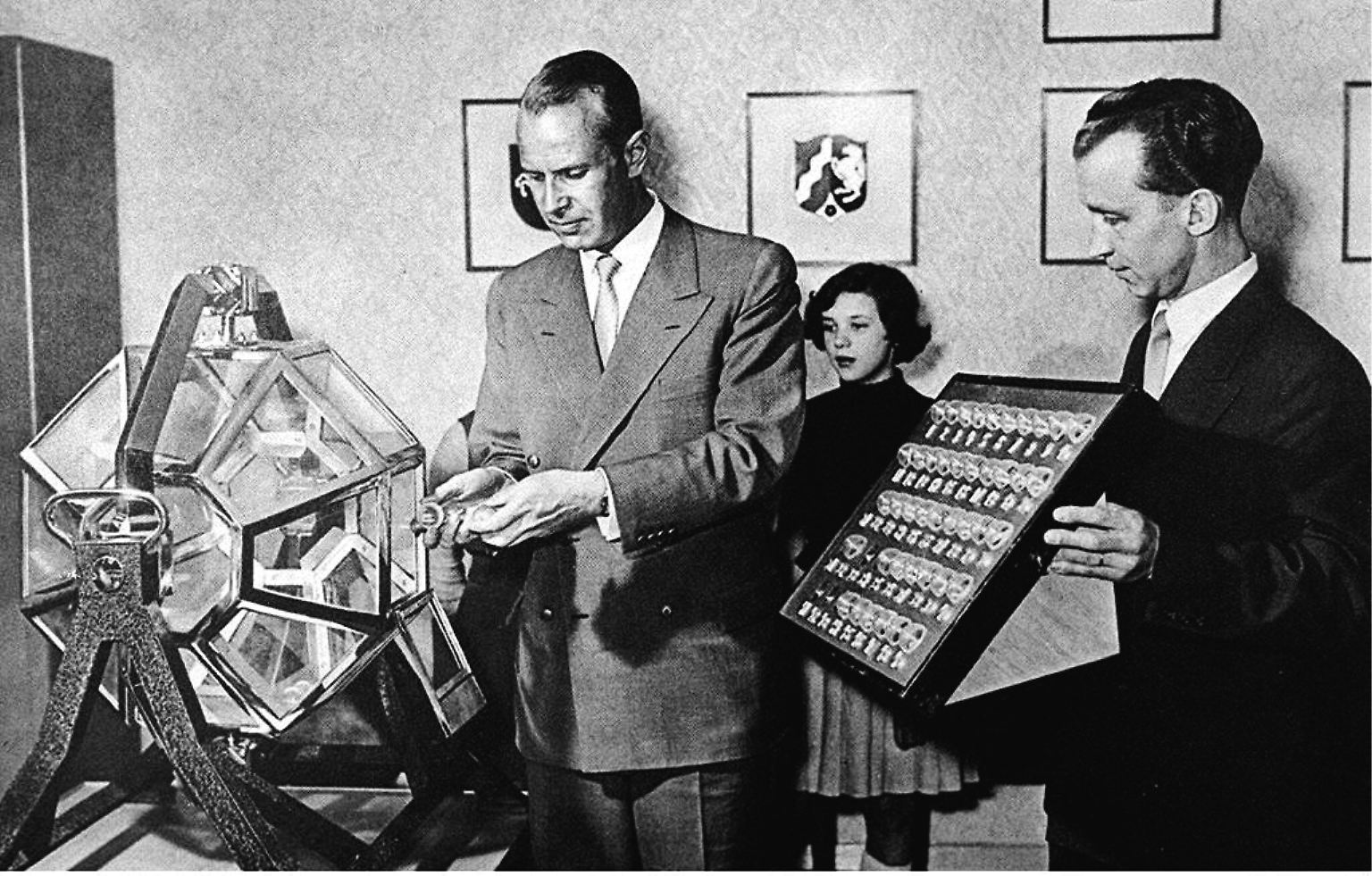 Die erste Lottofee, Waisenkind Elvira Hahn, zieht am 9. Oktober 1955 um 16 Uhr ausgerechnet die 13. So startet Lotto 6 aus 49 in Deutschland vor etwa 70 Jahren.