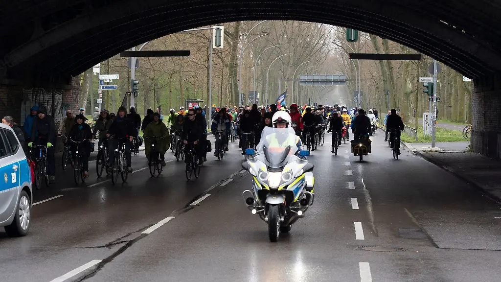 Teilnehmer-an-einer-Fahrraddemonstration-fahren-am-Treptower-Park-in-Richtung-Elsenbruecke