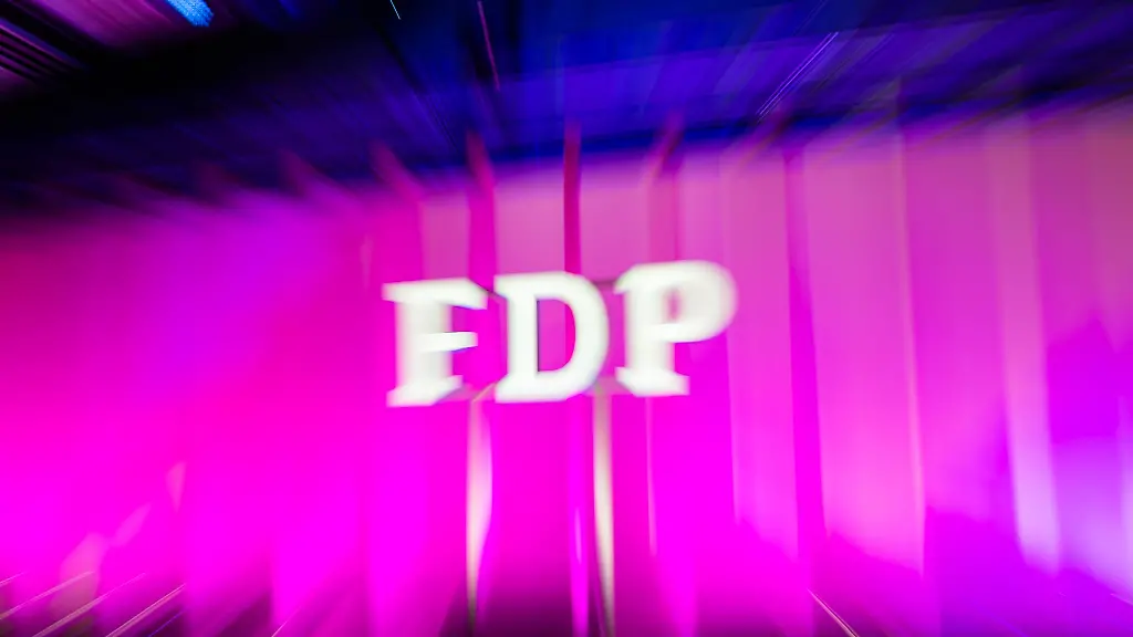 Das-FDP-Logo-ist-waehrend-eines-Parteitags-zu-sehen