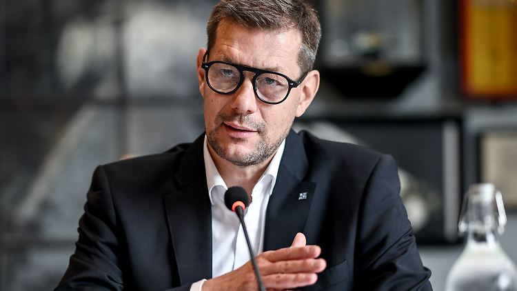 "Die Leute gehen seltener essen, sie bestellen günstigere Gerichte oder verzichten auf die Vorspeise", schildert Zöllick die Lage. Gleichzeitig steigen die Kosten seit Jahren.