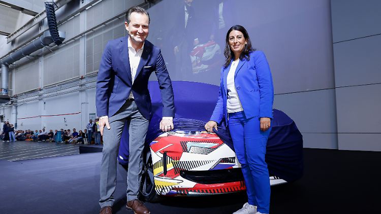 Thomas Schäfer und Daniela Cavallo enthüllen den E-Polo namens ID.2all.