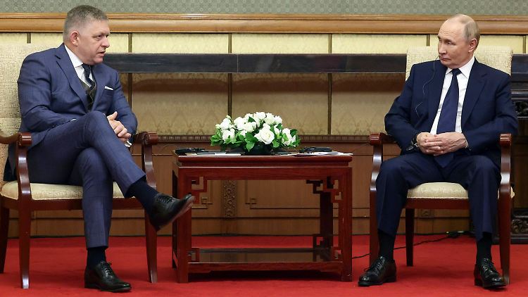 Putin ist derzeit in Peking zu Besuch - und traf sich dort auch mit dem slowakischen Premier Fico.