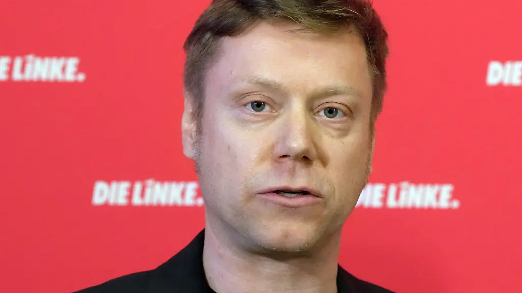 Martin-Schirdewan-Co-Bundesvorsitzender-der-Partei-Die-Linke-spricht-waehrend-einer-Pressekonferenz
