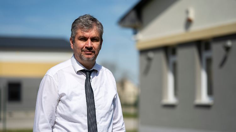 Ákos Hadházy war bis 2013 Abgeordneter von Viktor Orbans Regierungspartei Fidesz. Inzwischen sitzt er als parteiloser Oppositionspolitiker im ungarischen Parlament, wo er Korruptionsskandale aufdeckt.