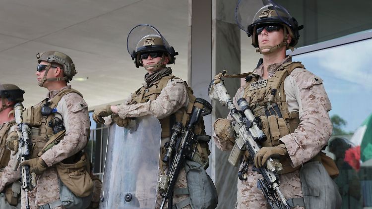 Soldaten des Marine Corps vor einem Bundesgebäude in Los Angeles.
