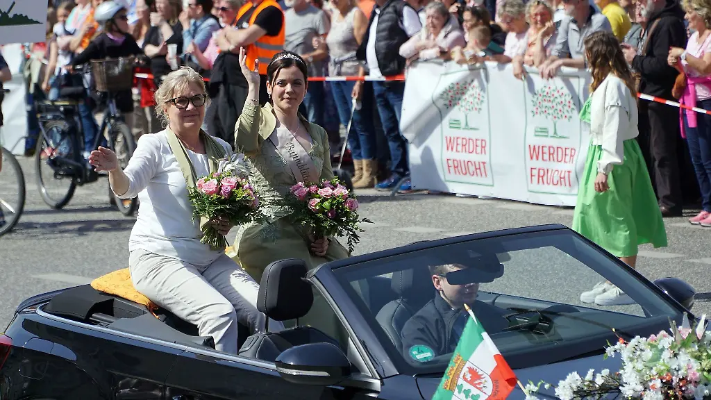 Werders-Buergermeisterin-Manuela-Sass-l-sitzt-zusammen-mit-der-neuen-Baumbluetenkoenigin-Doreen-Vogler-beim-Festumzug-des-Baumbluetenfestes-Werder-in-einem-Auto