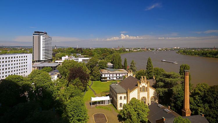 Mit seinen 17 Etagen und rund 68 Metern Höhe gehört das Hotel zu den markanten Hochhäusern im Bonner Bundesviertel.