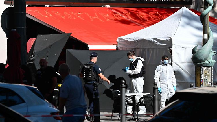 Der Messerangriff geschah vor diesem Schnellimbiss in einer Einkaufsstraße in Marseille.