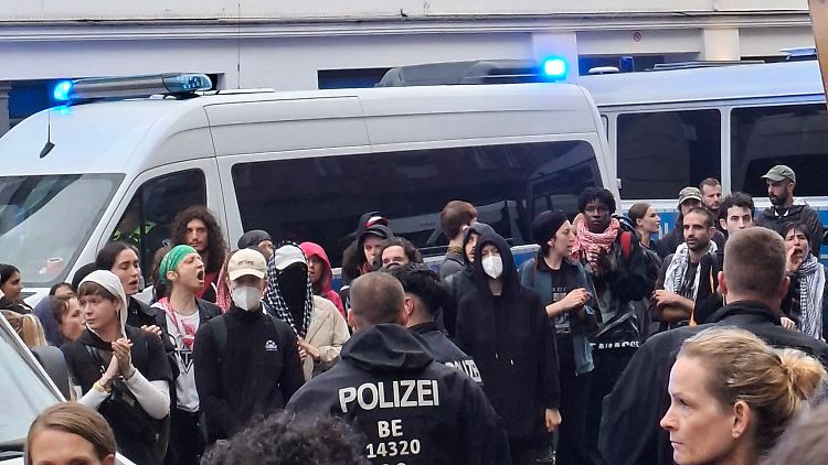 Die Polizisten leiteten bei der Demo insgesamt 96 Ermittlungsverfahren ein.