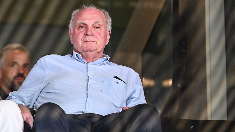 Die Bundesliga sollte sich nicht von Hedgefonds kaufen lassen, warnt Hoeneß.