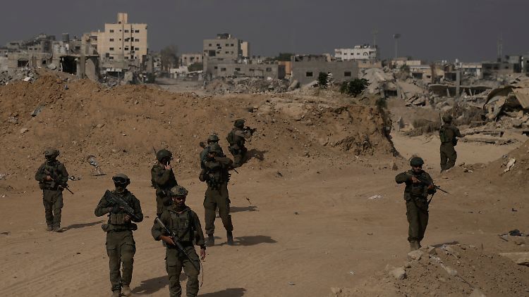 Nach fast zwei Jahren des Kampfes an mehreren Fronten sind viele Reservisten erschöpft und stellen den Sinn des Krieges infrage.