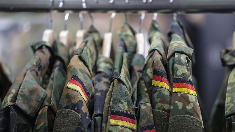 Der Gesetzentwurf für den neuen Wehrdienst sieht vor, dass junge Männer ab Jahrgang 2008 vom 1. Januar nächsten Jahres an in einem Fragebogen Auskunft geben müssen, ob sie zu einem Wehrdienst fähig und bereit sind.