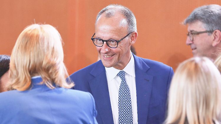 "Wir sollten das auf diesem Niveau nicht fortsetzen", sagt Friedrich Merz in Richtung seiner Sozialministerin Bärbel Bas.