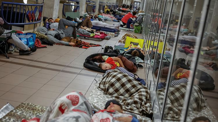 Einwohner Kiews suchen während der nächtlichen russischen Luftangriffe in einer U-Bahn-Station Schutz.