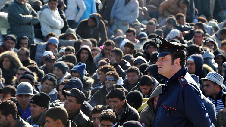 Lampedusa ist von einer neuen Flüchtlingswelle überrollt worden.