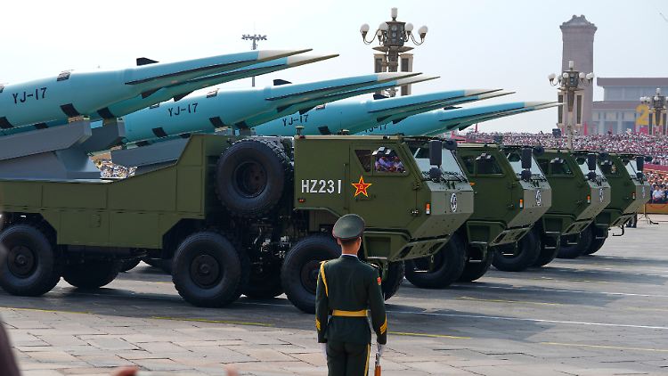 Raketen ziehen während der großen Parade in Peking am chinesischen Volk vorbei.
