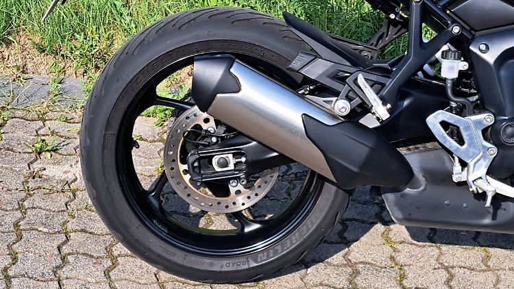 At the rear, the spring preload and rebound damping can be adjusted.