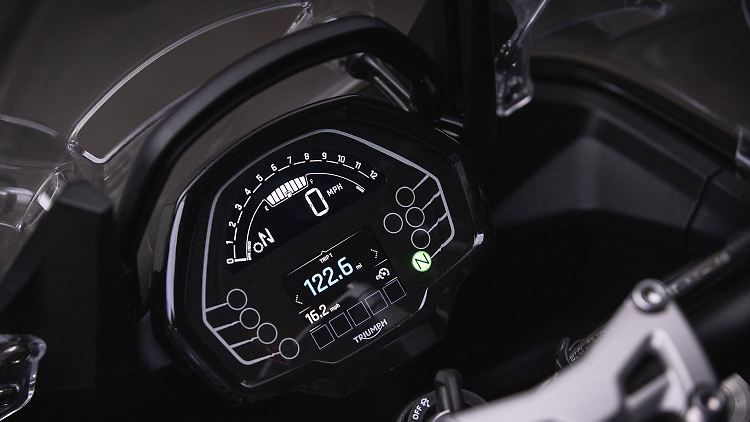 Auch bei der neuen Tiger 800 setzt Triumph auf ein großes Display als Cockpitanzeige.