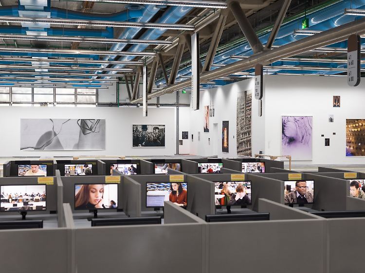 Tillmans überall: Auf den Computerbildschirmen der Lesekojen sind die Besuchenden der Bibliothek noch präsent.