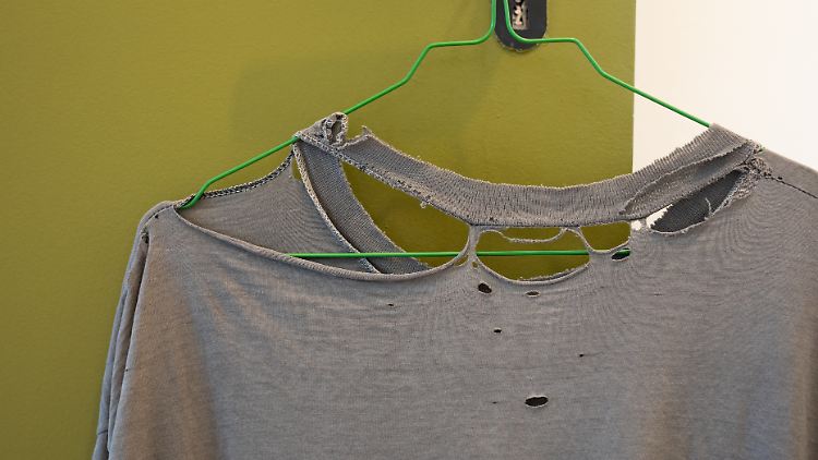 Das löchrige Shirt - es darf in Paris und Remscheid hängen. Es trägt den vielsagenden Titel "Around Me" und entstand 2022.