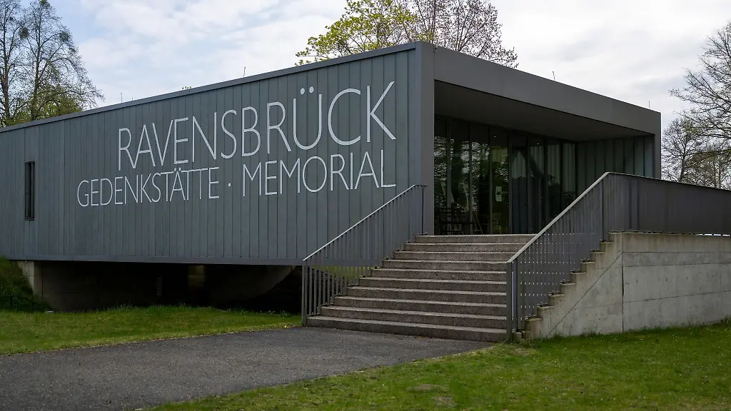 Blick-auf-den-Eingang-zur-Gedenkstaette-Ravensbrueck