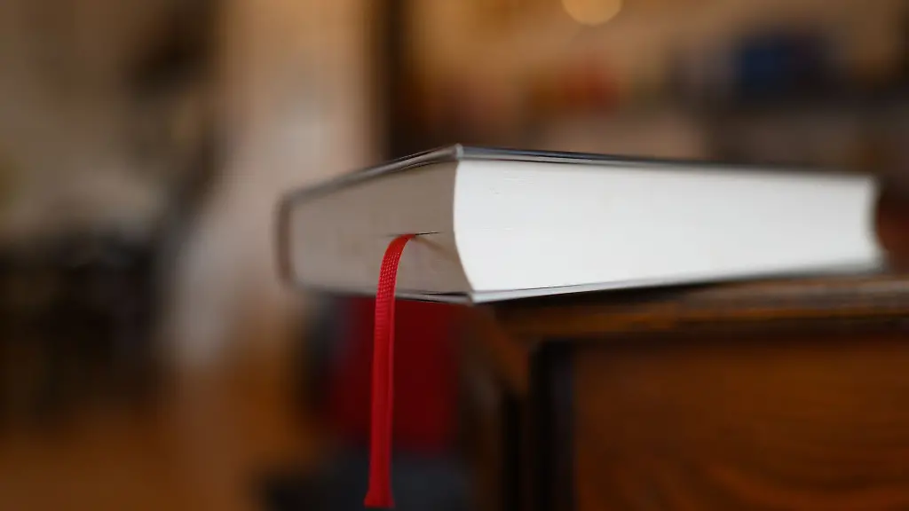 Ein-Buch-liegt-in-einem-Wohnzimmer-auf-einem-Tisch