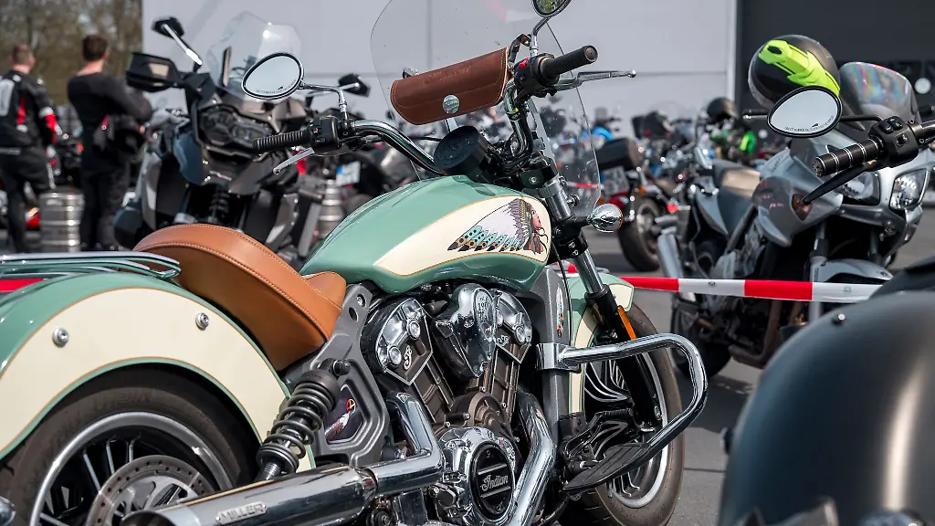 Ein-Motorrad-steht-auf-der-Flaeche-der-Kulmbacher-Brauerei-das-als-Motorradparkplatz-verwendet-wird