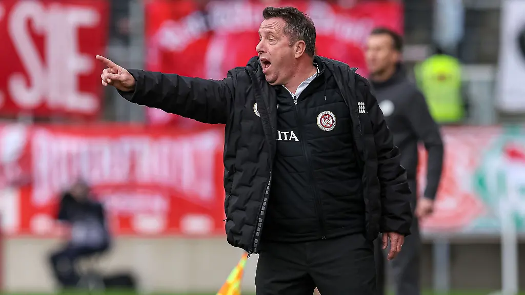 Wiesbadens-Trainer-Markus-Kauczinski-muss-sich-mit-einem-Punt-in-Duisburg-zufrieden-geben